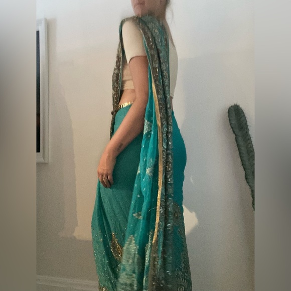 Beautiful 🤩 Saree - Picture 7 of 8